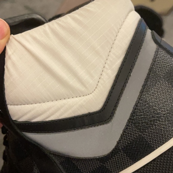 Authentic Louis Vuitton sneakers - Picture 4 of 7